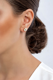 DARSIEE: Daisy Pearl Stud Earring